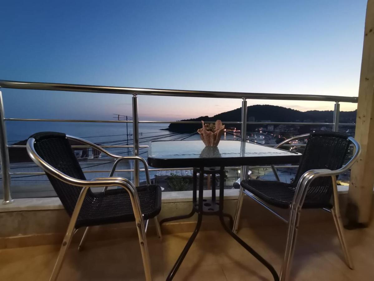 Dina's * Himara