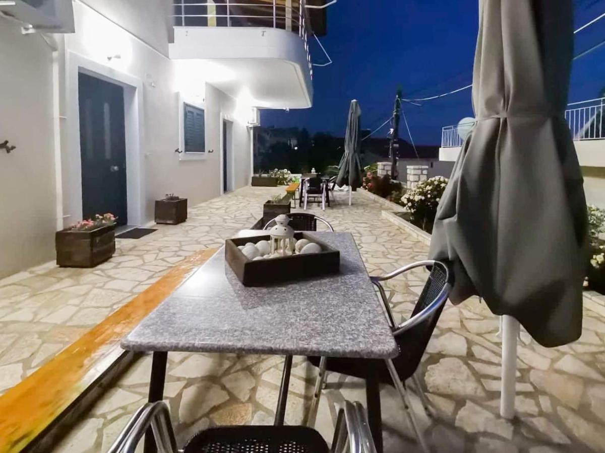 Apartament Dina's Himara
